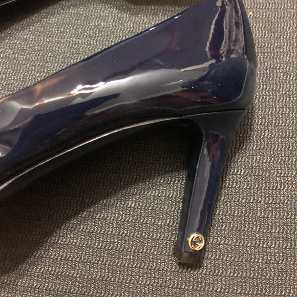 Gorgeous, NWOT Gucci Navy Pumps - Picture 2 of 4